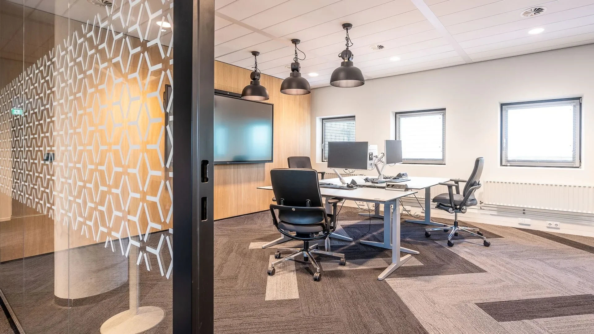 Sala de reuniones HIT equipada para reuniones corporativas y encuentros profesionales 
