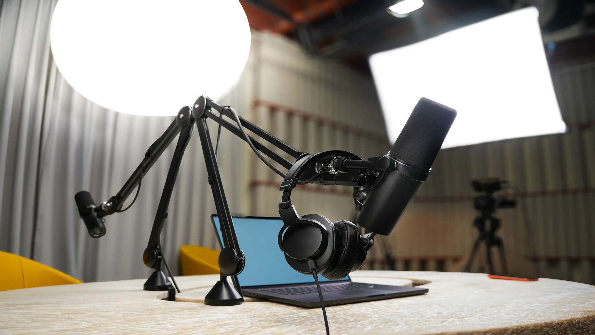 Estudio de podcast para empresas equipado para grabar podcasts y transmitir eventos corporativos.